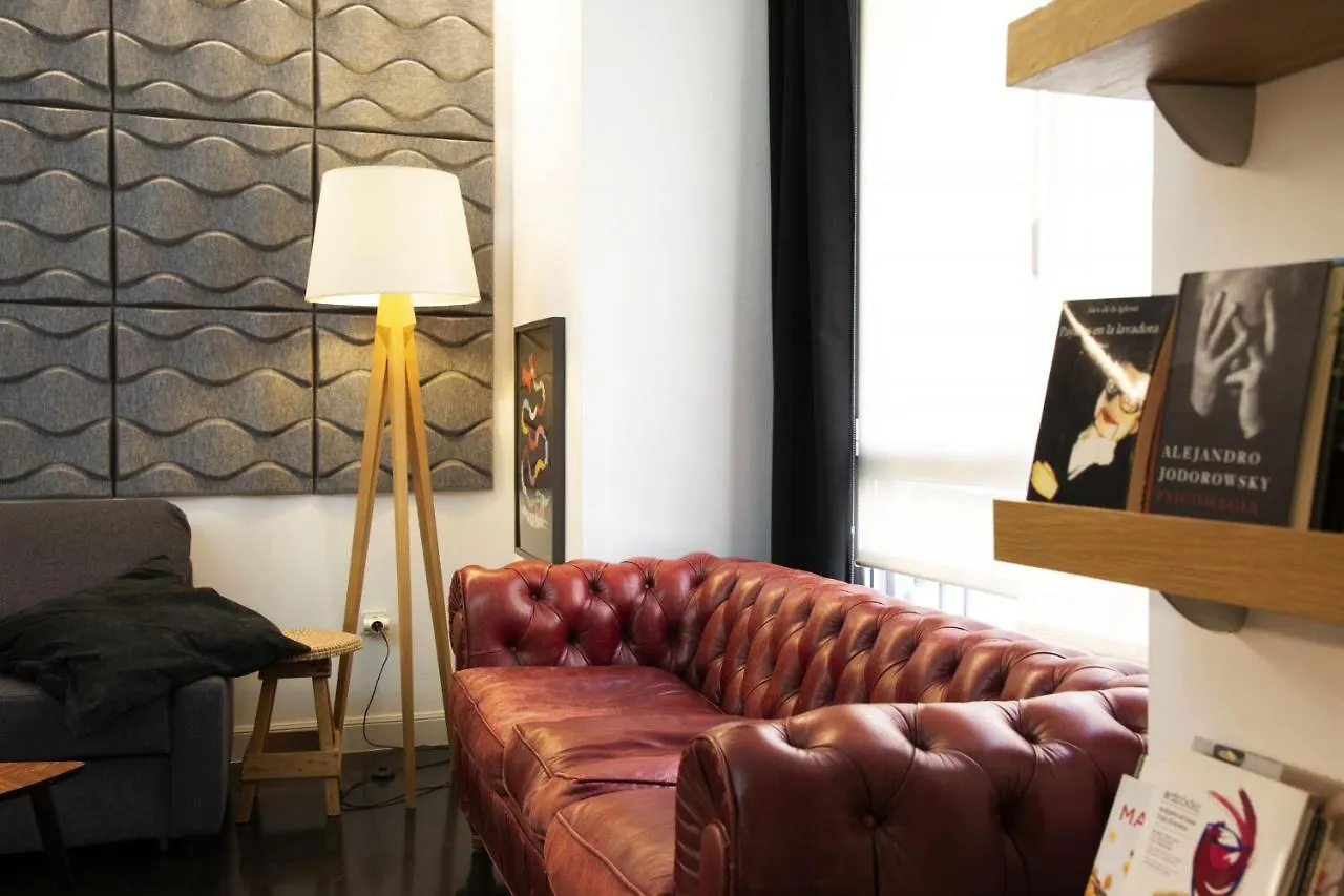 Επικοινωνία με το Bauhaus Apartment By People Rentals